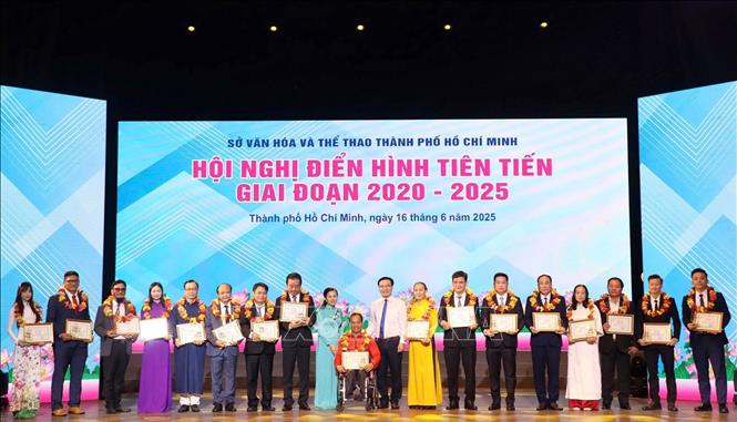 Tuyên dương các cá nhân có thành tích trong thực hiện phong trào thi đua và điển hình tiên tiến giai đoạn 2020 – 2025. Ảnh: Thu Hương - TTXVN