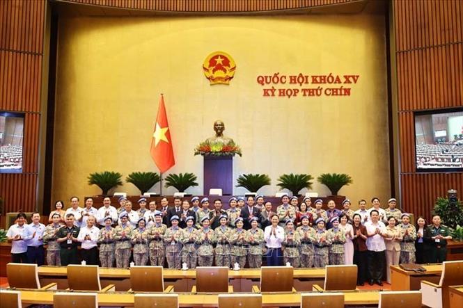 Các đồng chí Phó Chủ tịch Quốc hội với ban soạn thảo và sĩ quan Cục Gìn giữ hòa bình. Ảnh: TTXVN