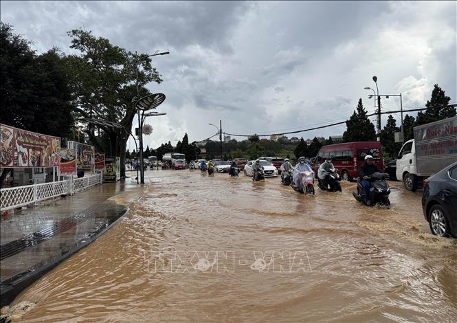 Đoạn đường trước cổng Vườn hoa thành phố Đà Lạt bị ngập gây khó khăn cho các phương tiện. Ảnh: Nguyễn Dũng - TTXVN