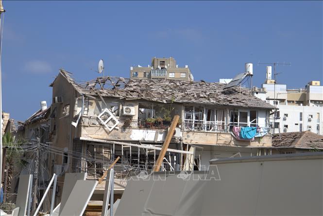 Khu dân cư ở Bat Yam gần Tel Aviv (Israel) bị trúng tên lửa ngày 14/6, gây thiệt hại nặng nề với 9 người thiệt mạng và gần 200 người bị thương. Ảnh: Thanh Bình - Pv TTXVN tại Israel