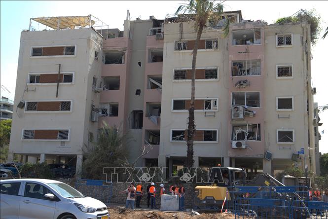 Một tòa nhà chung cư ở đường Levy Eshkol (Tel Aviv) bị phá hủy do trúng tên lửa rạng sáng 16/6/2025. Ảnh: Thanh Bình - PV TTXVN tại Israel
