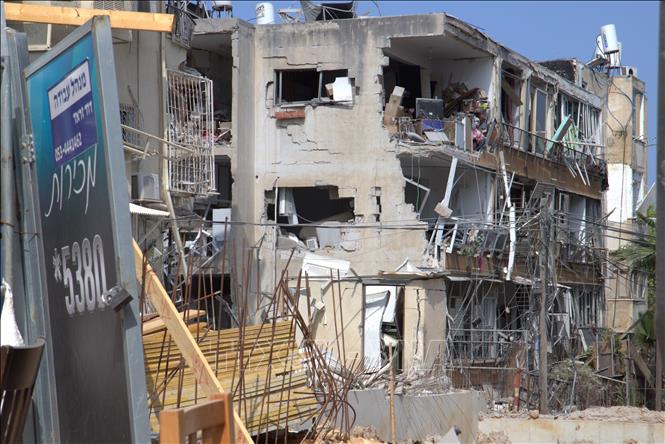 Khu dân cư ở Bat Yam gần Tel Aviv (Israel) bị trúng tên lửa ngày 14/6, gây thiệt hại nặng nề với 9 người thiệt mạng và gần 200 người bị thương. Ảnh: Thanh Bình - PV TTXVN tại Israel