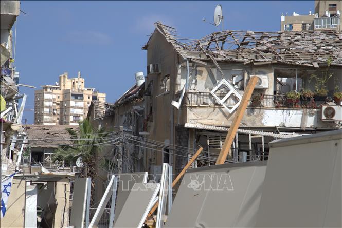 Khu dân cư ở Bat Yam, gần Tel Aviv (Israel) bị trúng tên lửa ngày 14/6, gây thiệt hại nặng nề với 9 người thiệt mạng và gần 200 người bị thương. Ảnh: Thanh Bình - PV TTXVN tại Israel