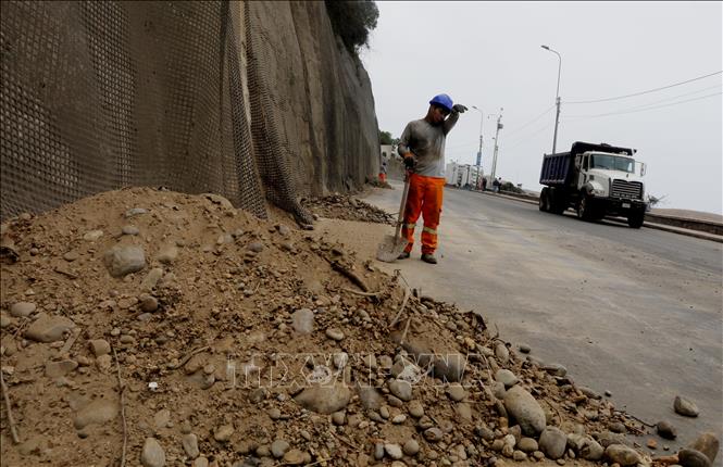 Sạt lở sau động đất tại quận Chorrillos, thủ đô Lima, Peru, ngày 15/6/2025. Ảnh: THX/TTXVN 