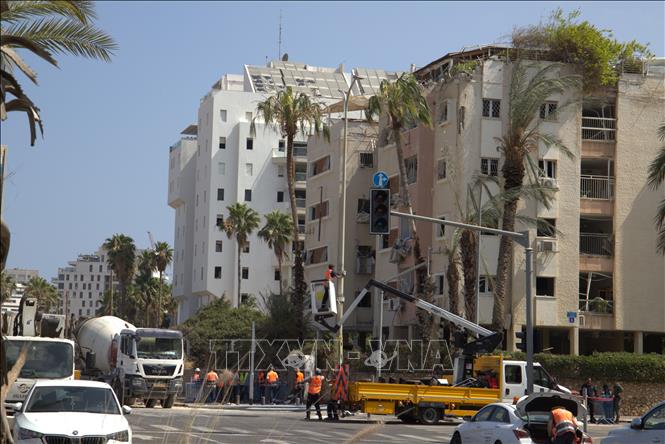 Một tòa nhà chung cư ở đường Levy Eshkol ( Tel Aviv) bị phá hủy do trúng tên lửa rạng sáng 16/6/2025. Ảnh: Thanh Bình - PV TTXVN tại Israel