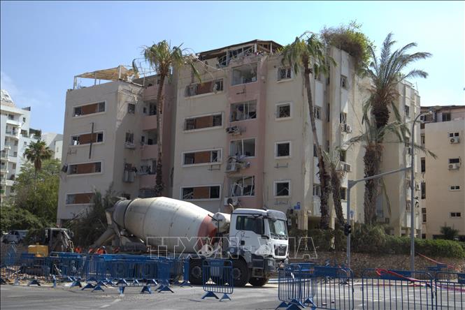 Một tòa nhà chung cư ở đường Levy Eshkol ( Tel Aviv) bị phá hủy do trúng tên lửa rạng sáng 16/6/2025. Ảnh: Thanh Bình - PV TTXVN tại Israel
