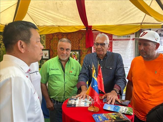 Vietnamese Ambassador to Venezuela Vu Trung My talks to leaders of Portuguesa state on the sidelines of Páez international fair 2025. VNA Photo/Photo by courtesy