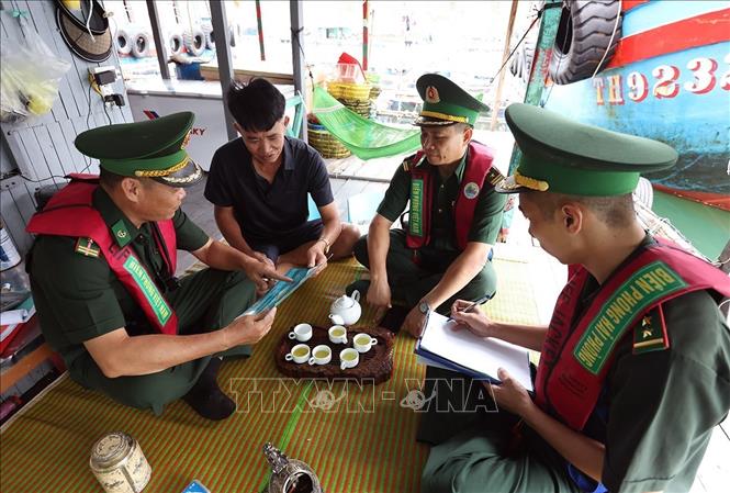 Bộ đội Biên phòng Hải Phòng triển khai công tác tuyên truyền bảo vệ an ninh Tổ quốc và khai thác thuỷ sản theo quy định của IUU ở hộ gia đình ông Trịnh Văn Ánh, nuôi thuỷ sản và khai thác thuỷ sản xa bờ, thị trấn Cát Bà, thành phố Hải Phòng. Ảnh: Vũ Sinh - TTXVN