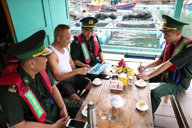 Bộ đội Biên phòng Hải Phòng triển khai công tác tuyên truyền về bảo vệ an ninh Tổ quốc ở hộ gia đình ông Đinh Như Đang, nuôi thuỷ sản trên biển khu vực biên giới biển thuộc thị trấn Cát Bà, thành phố Hải Phòng. Ảnh: Vũ Sinh - TTXVN