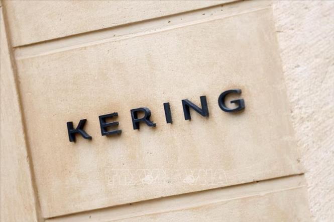 Biểu tượng của Tập đoàn Kering tại trụ sở hãng ở Paris, Pháp. Ảnh: REUTERS/TTXVN