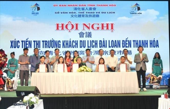 Đại diện doanh nghiệp du lịch Thanh Hóa - Đài Loan ký kết biên bản ghi nhớ hợp tác. Ảnh: Hoa Mai - TTXVN