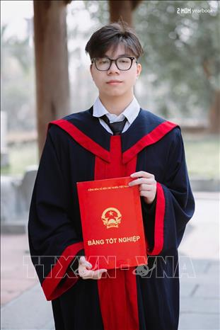 Trịnh Đức Anh học sinh lớp 12 Trường THPT Chuyên Vĩnh Phúc đã giành Huy chương Vàng Olympic Hóa học quốc tế Abu Rayhan Biruni năm 2025 được tổ chức tại Cộng hòa Uzbekistan. Ảnh: TTXVN phát