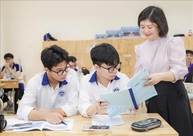 Trịnh Đức Anh luôn lĩnh hội nghiêm túc bài giảng của thầy cô.  Ảnh: TTXVN phát