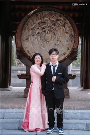 Trịnh Đức Anh bên cô giáo chủ nhiệm Trần Hoài Thu- người phát hiện tài năng và theo sát em những năm học cấp 3. Ảnh: TTXVN phát