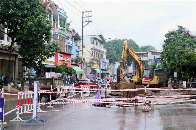 Khu vực gần chợ Quyết Tâm, thành phố Sơn La đang xây dựng, sửa chữa cống nên khi mưa to nước không thoát kịp, dẫn đến tràn lên mặt đường, gây ngập úng dẫn đến ùn tắc và nguy hiểm cho người tham gia giao thông. Ảnh: Quang Quyết - TTXVN