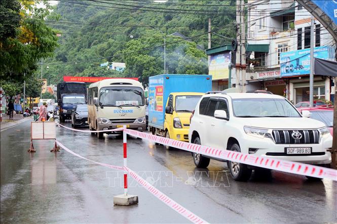Khu vực gần chợ Quyết Tâ, thành phố Sơn La đang xây dựng, sửa chữa cống nên khi mưa to nước không thoát kịp, dẫn đến tràn lên mặt đường, gây ngập úng dẫn đến ùn tắc và nguy hiểm cho người tham gia giao thông. Ảnh: Quang Quyết - TTXVN
