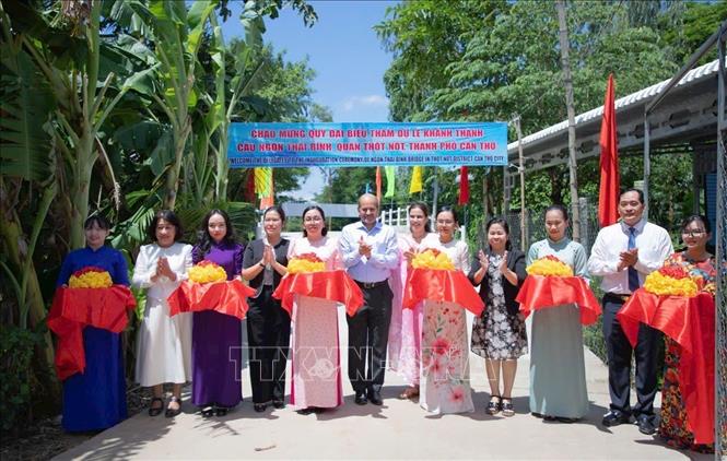 Các đại biểu cắt băng khánh thành cầu Ngọn Thái Bình tại phường Trung Nhứt, quận Thốt Nốt, thành phố Cần Thơ. Ảnh: TTXVN phát