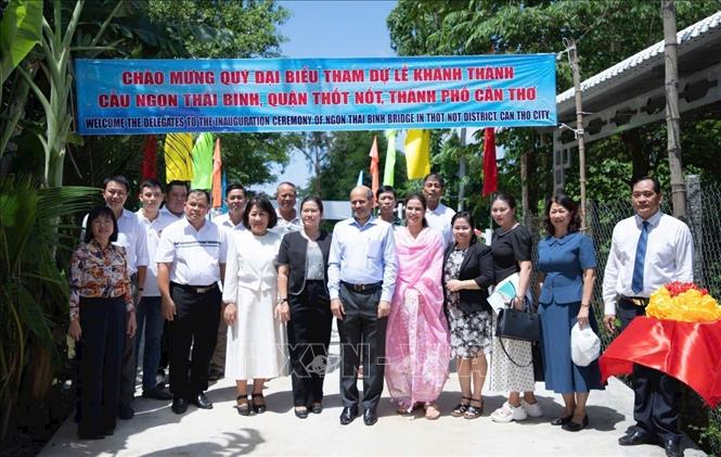Lãnh đạo thành phố Cần Thơ và Đại sứ đặc mệnh toàn quyền Cộng hòa Ấn Độ tại Việt Nam Sandeep Arya chụp ảnh chung tại Lễ khánh thành cầu Ngọn Thái Bình, phường Trung Nhứt, quận Thốt Nốt. Ảnh: TTXVN phát