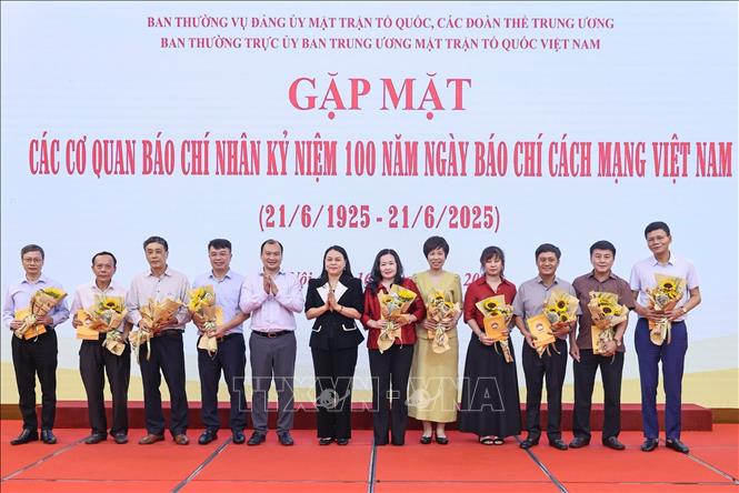 Đồng chí Nguyễn Thị Thu Hà, Ủy viên Trung ương Đảng, Phó Bí thư Thường trực Đảng ủy MTTQ, các đoàn thể Trung ương, Phó Chủ tịch - Tổng Thư ký Ủy ban Trung ương MTTQ Việt Nam; đồng chí Lê Hải Bình, Ủy viên dự khuyết Trung ương Đảng trao hoa tặng lãnh đạo các cơ quan báo chí. Ảnh: TTXVN phát