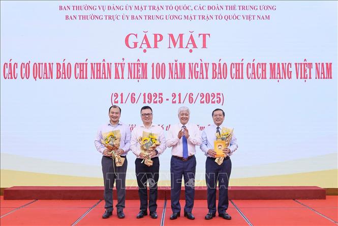 Đồng chí Đỗ Văn Chiến, Ủy viên Bộ Chính trị, Bí thư Trung ương Đảng, Bí thư Đảng ủy MTTQ, các đoàn thể Trung ương, Chủ tịch Ủy ban Trung ương MTTQ Việt Nam tặng hoa lãnh đạo các cơ quan quản lý báo chí. Ảnh: TTXVN phát