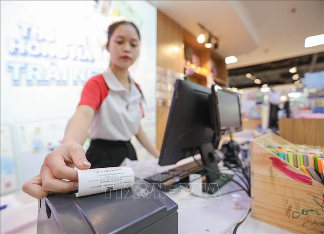 Cửa hàng của Công ty Văn phòng phẩm Hồng Hà đã tiên phong áp dụng thành công hóa đơn điện tử khởi tạo từ máy tính tiền, góp phần minh bạch hoạt động kinh doanh và nâng cao hiệu quả quản lý thuế. Ảnh: Lê Đông - TTXVN