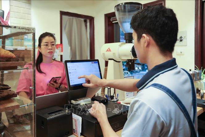 Doanh nghiệp triển khai hoá đơn điện tử khởi tạo từ máy tính tiền góp phần minh bạch hoá hoạt động kinh doanh. Ảnh: Lê Đông - TTXVN