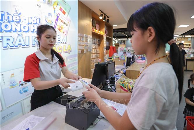 Triển khai hoá đơn điện tử khởi tạo từ máy tính tiền góp phần minh bạch hoạt động kinh doanh và nâng cao hiệu quả quản lý thuế. Ảnh: Lê Đông - TTXVN