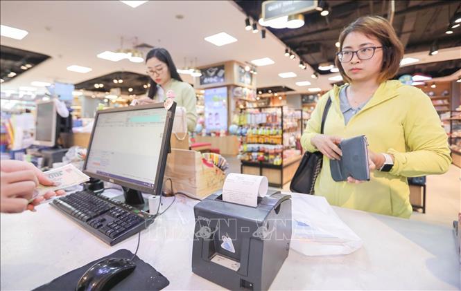 Triển khai hoá đơn điện tử khởi tạo từ máy tính tiền góp phần minh bạch hoạt động kinh doanh và nâng cao hiệu quả quản lý thuế. Ảnh: Lê Đông - TTXVN