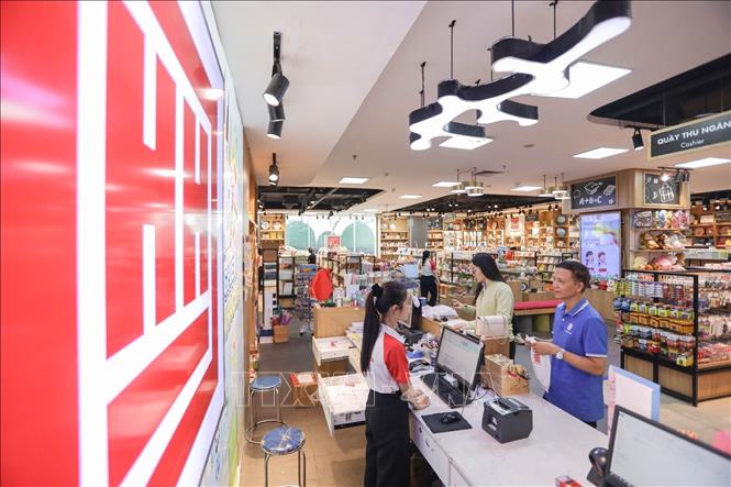 Cửa hàng của Công ty Văn phòng phẩm Hồng Hà triển khai hoá đơn điện tử khởi tạo từ máy tính tiền. Ảnh: Lê Đông - TTXVN