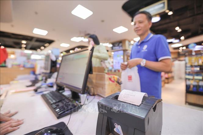 Cửa hàng của Công ty Văn phòng phẩm Hồng Hà đã tiên phong áp dụng thành công hóa đơn điện tử khởi tạo từ máy tính tiền, góp phần minh bạch hoạt động kinh doanh và nâng cao hiệu quả quản lý thuế. Ảnh: Lê Đông - TTXVN