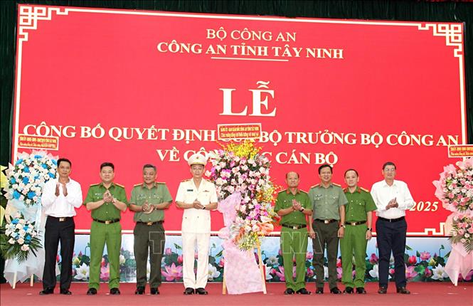 Ban Giám đốc Công an tỉnh và lãnh đạo các sở, ngành chúc mừng Thiếu tướng Vũ Như Hà, tân Giám đốc Công an tỉnh Tây Ninh. Ảnh: Thanh Tân - TTXVN