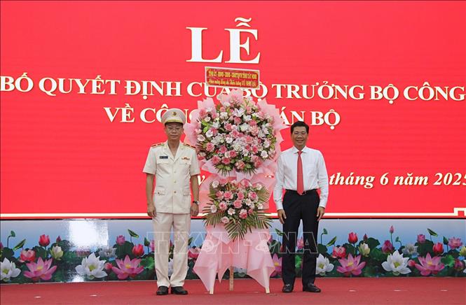 Ông Nguyễn Mạnh Hùng, Bí thư Tỉnh ủy, Chủ tịch HĐND tỉnh Tây Ninh chúc mừng Thiếu tướng Vũ Như Hà, tân Giám đốc Công an tỉnh Tây Ninh. Ảnh: Thanh Tân - TTXVN
