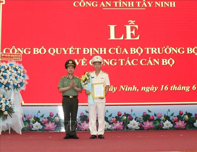 Thiếu tướng Vũ Như Hà (phải) nhận Quyết định của Bộ trưởng Bộ Công an giữ chức vụ Giám đốc Công an tỉnh Tây Ninh. Ảnh: Thanh Tân - TTXVN