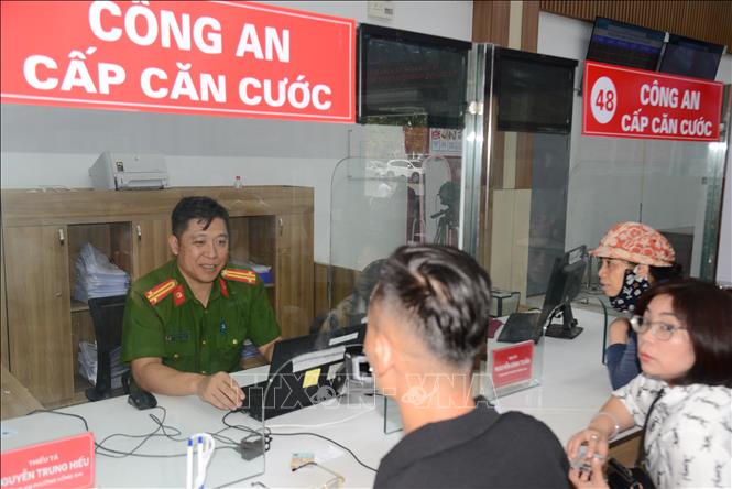 Bộ phận cấp, đổi căn cước công dân tại Trung tâm phục vụ Hành chính công phường Hòn Gai (mới) tiếp nhận hồ sơ như thường lệ. Ảnh: Thanh Vân - TTXVN