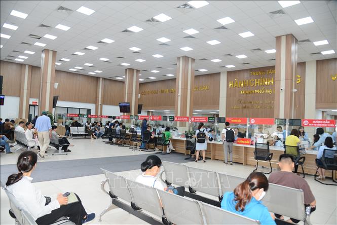 Ngày làm việc thử nghiệm chính quyền địa phương hai cấp của tỉnh Quảng Ninh diễn ra thuận lợi, người dân đến thực hiện các giao dịch hành chính đông đúc. Ảnh: Thanh Vân - TTXVN