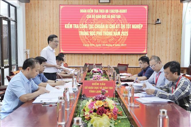 Đoàn công tác của Bộ Giáo dục và Đào tạo kiểm tra công tác chuẩn bị Kỳ thi tốt nghiệp THPT năm 2025 tại Sở Giáo dục và Đào tạo tỉnh Lạng Sơn. Ảnh: TTXVN phát