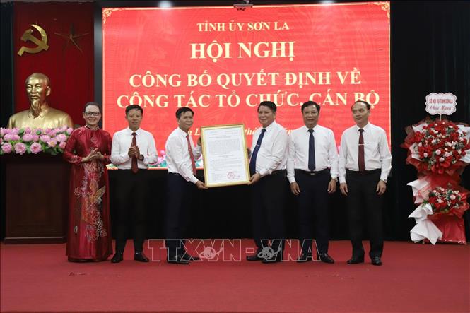 Đồng chí Lò Minh Hùng, Phó Bí thư Thường trực Tỉnh ủy Sơn La trao quyết định hợp nhất và tổ chức lại Báo Sơn La với Đài Phát thanh - Truyền hình tỉnh thành Báo Sơn La. Ảnh: Hồng Cường - TTXVN
