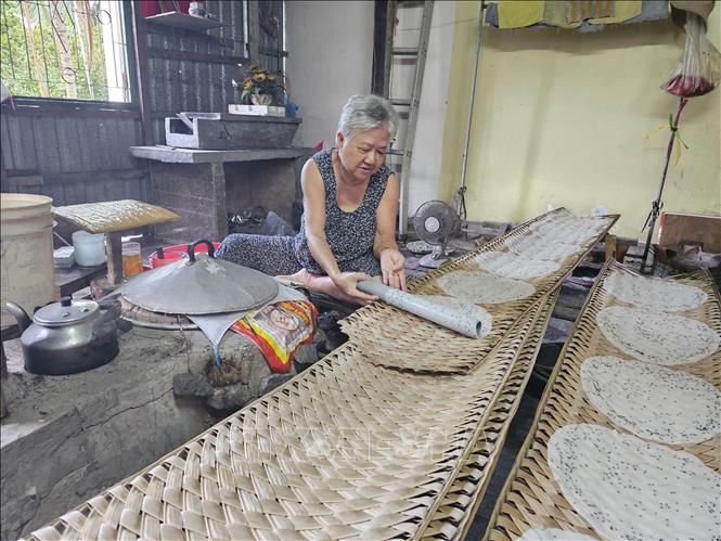 Một cụ bà ở ấp Nghĩa Huấn, xã Mỹ Thạnh, huyện Giồng Trôm tiếp nối các thế hệ đi trước 