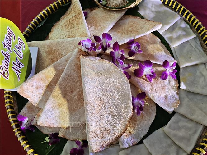 Những chiếc bánh tráng Mỹ Lồng thơm - ngon, giòn - ngọt trứ danh của tỉnh Bến Tre. Ảnh: Chương Đài - TTXVN