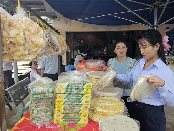 Các quầy hàng ven tỉnh lộ bán đa dạng các mặt hàng bánh tráng Mỹ Lồng, bánh phồng Sơn Đốc cho du khách lựa chọn. Ảnh: Chương Đài - TTXVN