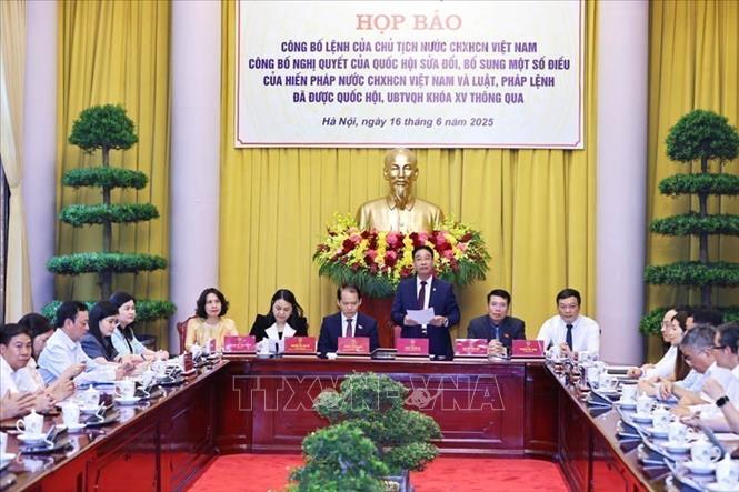 The Presidential Office holds a press conference in Hanoi on June 16 to announce a Presidential Order promulgating major legislative changes recently passed by the 15th National Assembly and its Standing Committee. VNA Photo: Minh Đức