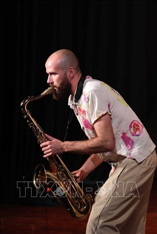 Nhạc công Pháp biểu diễn tại Đêm giao lưu âm nhạc Việt Nam - Pháp. Ảnh: Trần Lê Lâm – TTXVN