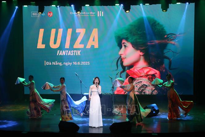 Ca sĩ Việt Nam biểu diễn hát múa tại Đêm giao lưu âm nhạc Việt Nam - Pháp. Ảnh: Trần Lê Lâm – TTXVN