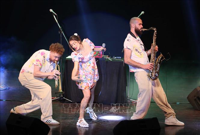 Ca sỹ Luiza người Pháp và các nhạc công biểu diễn tại Đêm giao lưu âm nhạc Việt Nam - Pháp. Ảnh: Trần Lê Lâm – TTXVN