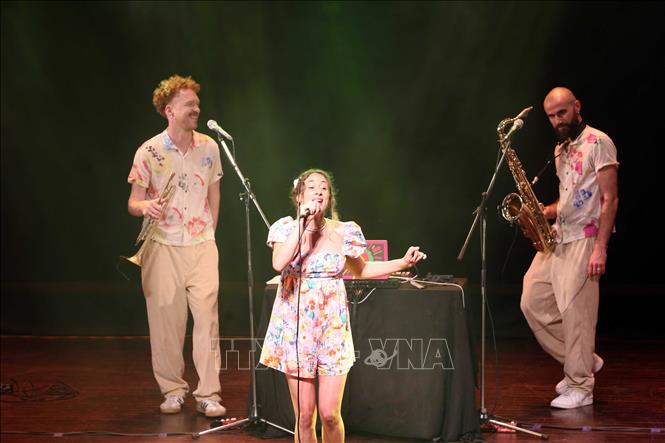 Ca sỹ Luiza người Pháp biểu diễn tại Đêm giao lưu âm nhạc Việt Nam - Pháp. Ảnh: Trần Lê Lâm – TTXVN