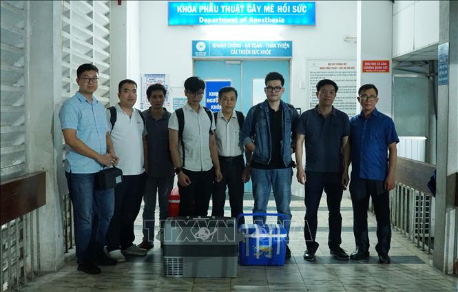 Tim, gan và giác mạc của người chết não chuẩn bị được chuyển ra Bệnh viện Trung ương Huế bằng đường hàng không. Ảnh: TTXVN phát                                             