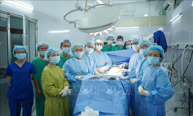 Các bác sĩ Bệnh viện Thống Nhất Thành phố Hồ Chí Minh thực hiện thành công ca ghép thận từ nguồn thận hiến của người chết não. Ảnh: TTXVN phát                                             