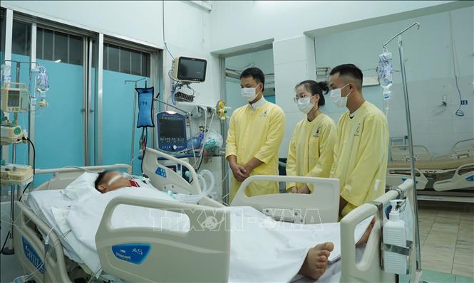  Người nhà của người chết não hiến tạng tiễn biệt người thân lần cuối. Ảnh: TTXVN phát                                            