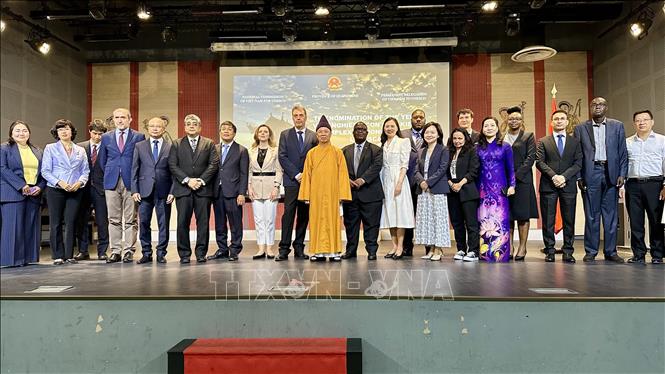Đoàn Bộ Ngoại Giao Việt Nam và UBND tỉnh Quảng Ninh chụp ảnh lưu niệm với lãnh đạo Uỷ ban Di sản thế giới của UNESCO, cùng các Đại sứ, Trưởng Phái đoàn và chuyên gia từ nhiều quốc gia thành viên. Ảnh : Thu Hà (P/v TTXVN tại Pháp)
