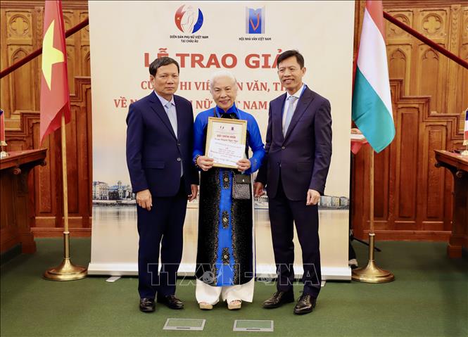 Tác giả đến từ Italy Huỳnh Ngọc Nga, 76 tuổi, cao tuổi nhất cuộc thi đã giành giải nhì cho tác phẩm “Bàn cờ tướng của cha”. Ảnh: Phương Hoa - TTXVN tại châu Âu